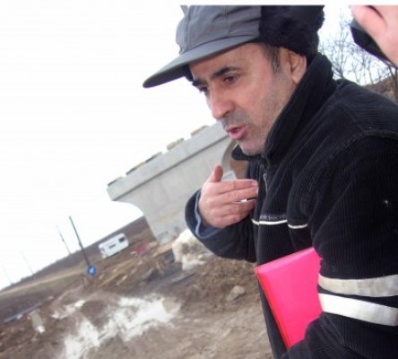 Protest pe terenurile unde se construieşte podul rutier de la Agigea: Bundache îşi păzeşte proprietatea cu finii şi cumnaţii